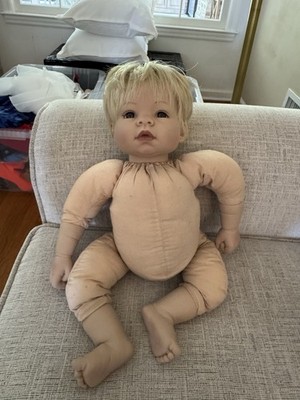Lee Middleton Reva 19  Baby Doll #00952 Blonde Blue Eyes Cloth Body 2000