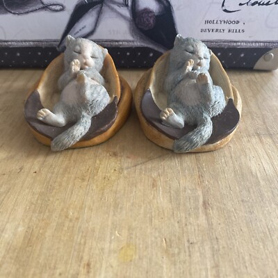 2 Aynsley Mastercraft Kätzchen schlafen in einem Hut