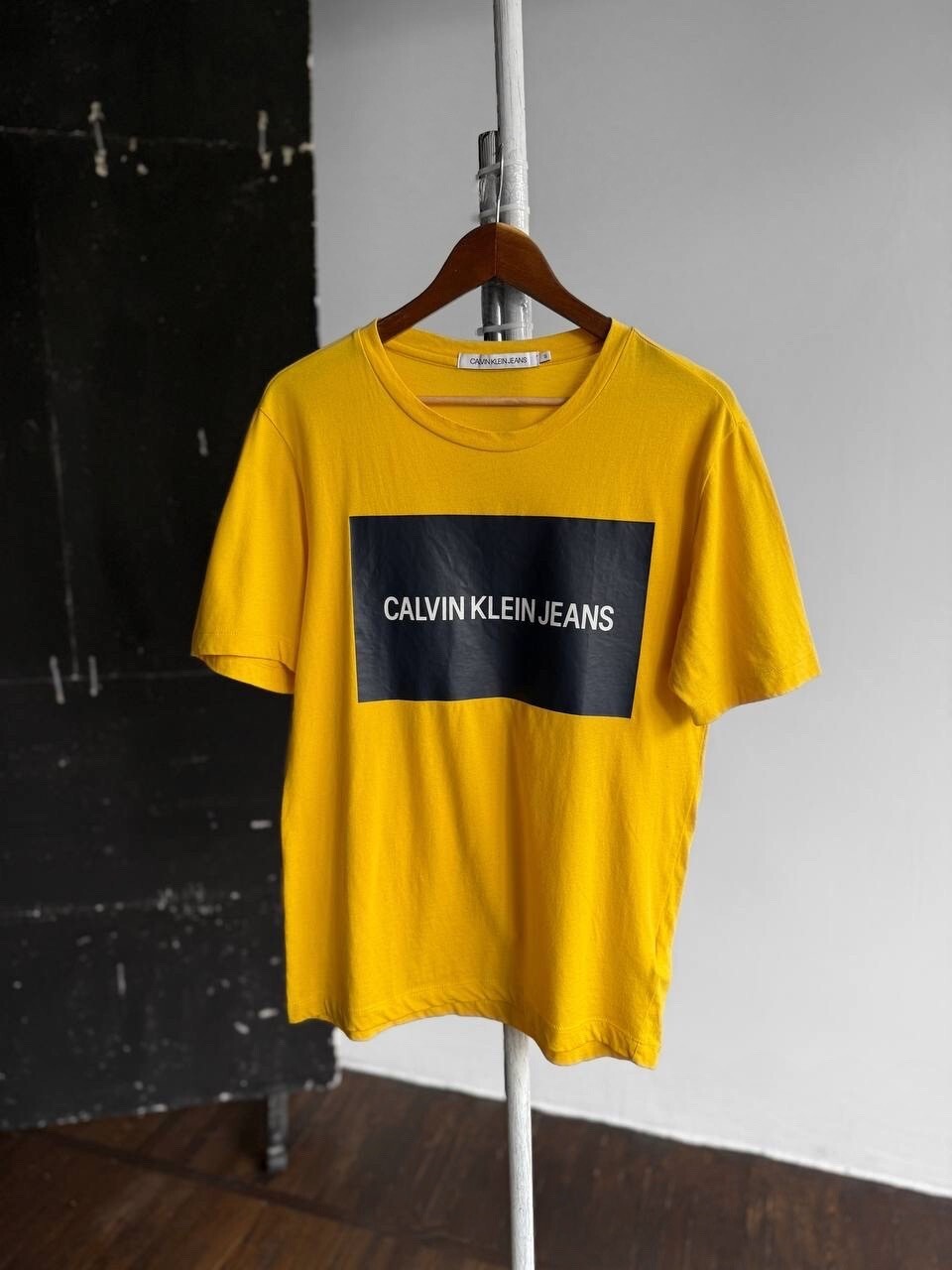 Mens Yellow Short Sleeve T-shirt Center Print Casual Size - 