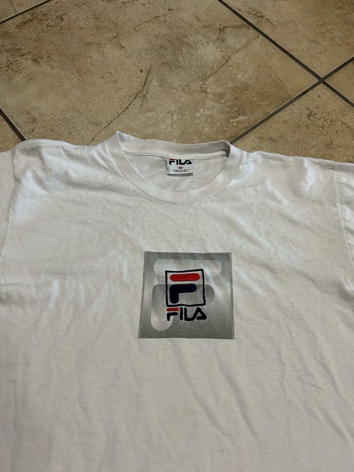 T shirt FILA vintage anni 90 maglietta grafica ricamata logo invecchiato taglia media
