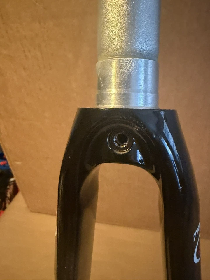 Trigon RC-05 Carbon Road Fork – 700c, 1-1/8” Alloy Steerer, 43mm Offset, New - Image 3 of 4