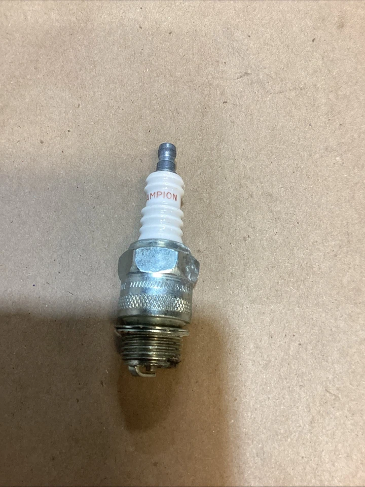 Bujía Champion Copper Plus número UD16 - 555 Foto 2 de 2