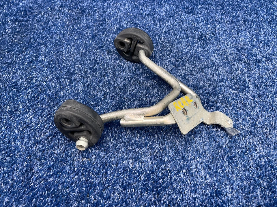 Soporte de suspensión de escape trasero derecho Lexus RX350 2013-2015 OEM 17565-0P031 Foto 2 de 4