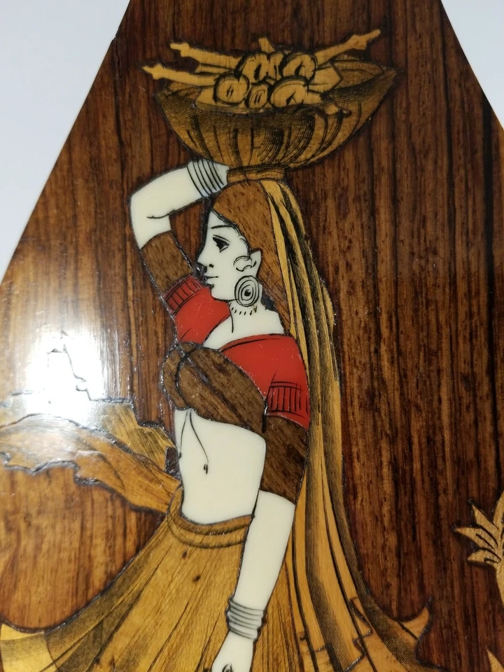 Hueso de madera exótica vintage e incrustación multicolor.  Cesta de transporte de mujer. Foto 3 de 4