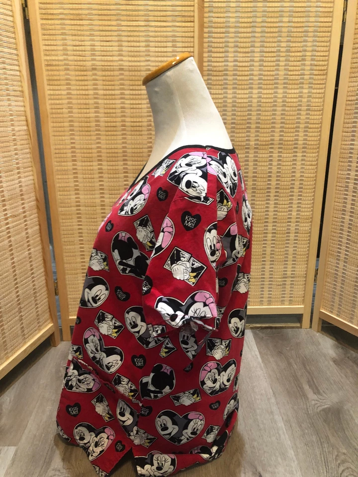 Scrubs Scrub Top Cartoon Disney Mickey and Minnie Mouse in Love Large L (H65) - Image 4 of 4