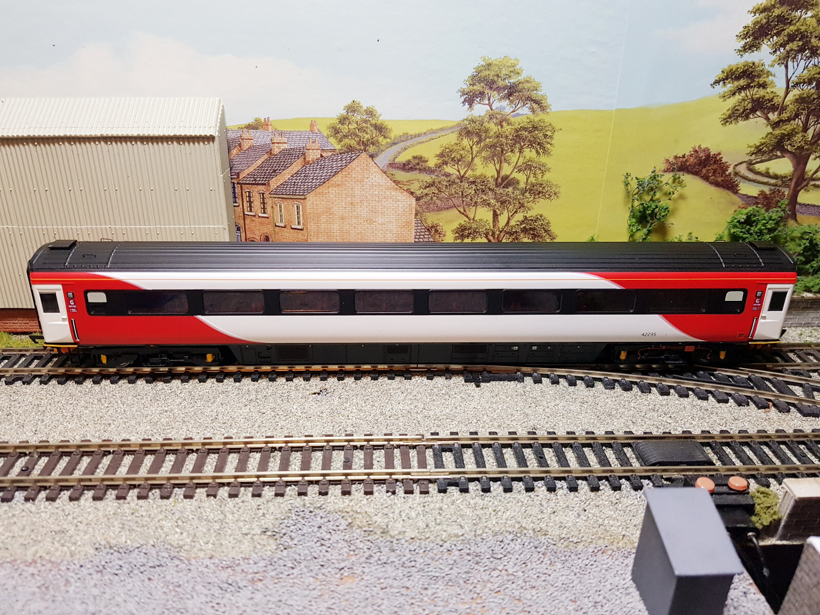 R40249 Hornby LNER MK3 TS Coach No.42235