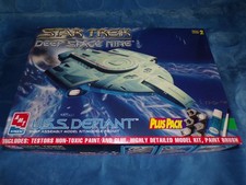 Star Trek Deep Space Nine USS Defiant Starshi...