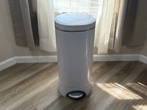 Munchkin Step Diaper Pail Arm & Hammer Odor Control Hands-Free White