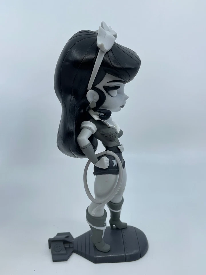 DC Comics Bombshells Wonder Woman Edición Boceto Blanco y Negro Foto 4 de 4