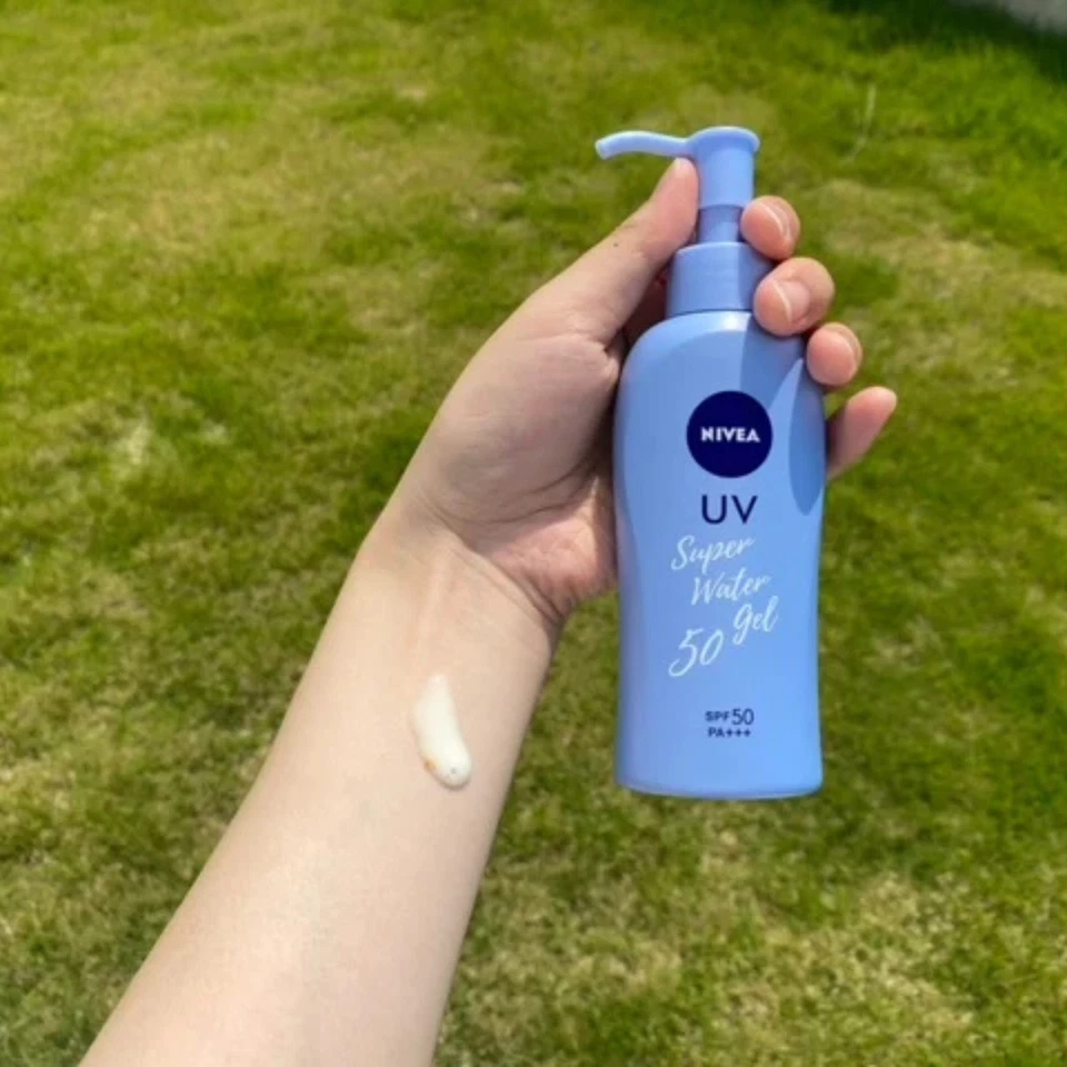 Gel de agua NIVEA UV Protect 140 g FPS 50 PA+++ protector solar hidratante ligero Foto 3 de 4