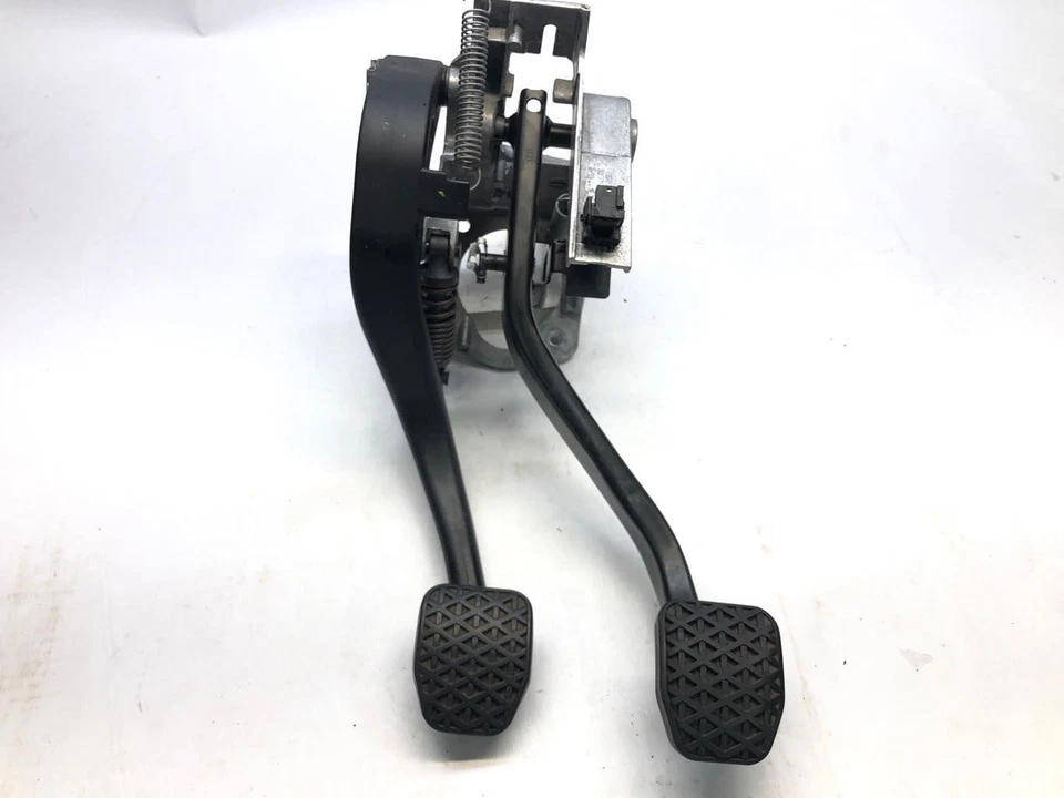 Оригинальная шестиступенчатая педаль тормоза и сцепления ручной коробки передач 2008 BMW 335i - Изображение 2 из 4