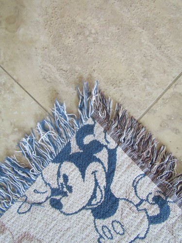 "Tapiz tejido con flecos clásico de Mickey Mouse de los parques Disney 42 x 60" - Imagen 8 de 12