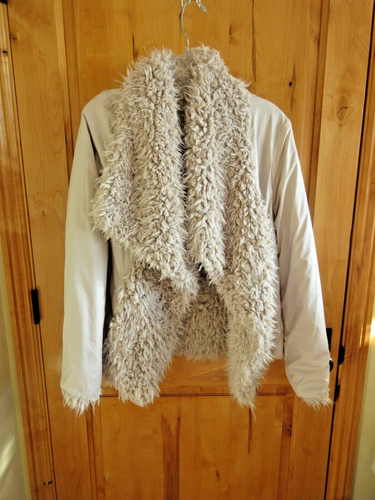 BETSEY JOHNSON NWT FAUX FUR REVERSIBLE COAT BEIGE COLOR SIZE XL MADE IN VIETNAM - Picture 2 of 9