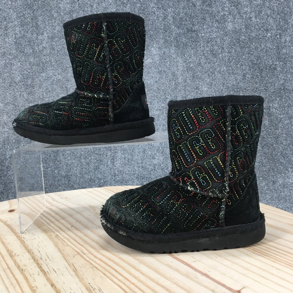 Botas Ugg Juveniles 9 Clásicas Ii Gráfico Puntada Invierno Tobillo Negro Gamuza Pull On Foto 2 de 4