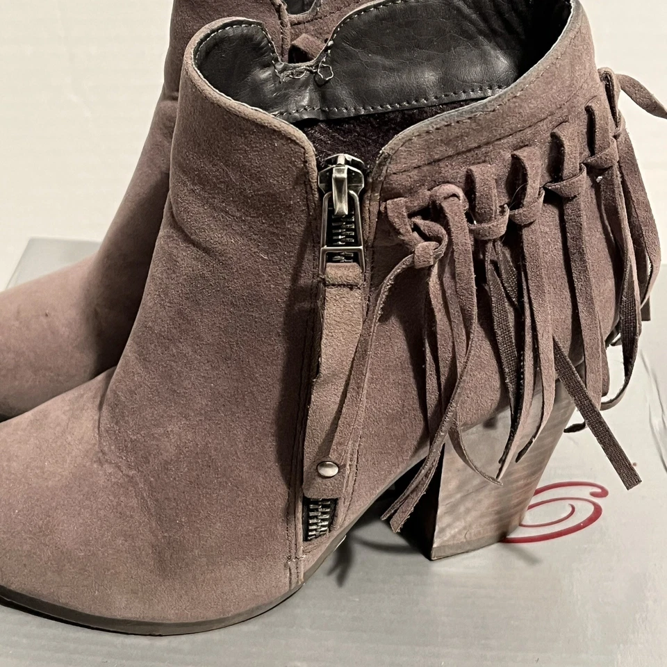 Botín Breckelles imitación gamuza topo flecos 6 tacón apilado cremallera lateral gallo usado en excelente estado Foto 2 de 4