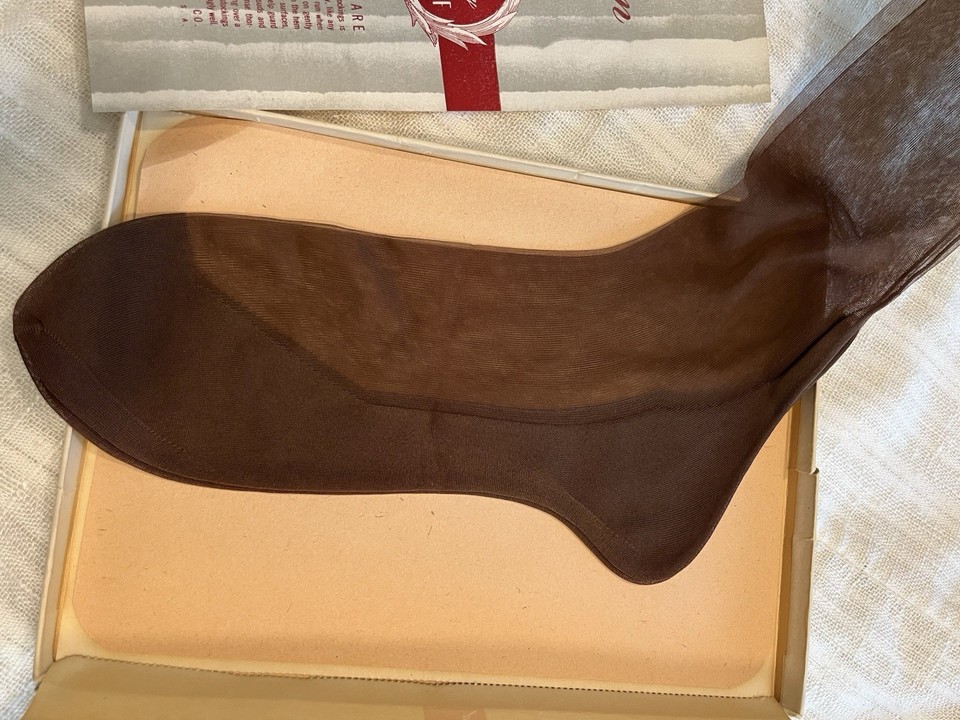 1 PR VINTAGE HOLEPROOF RHT CUBAN HEEL SHEER NYLON STOCKINGS SZ 9.5 32 ...