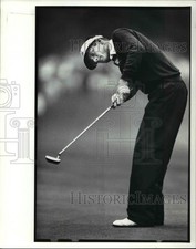 1988 Press Photo Golfer Mike Reid watches putt during playoff with Tom Watson