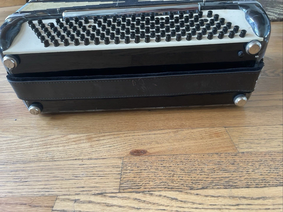 Vintage  Accordion Made In Italy w/ Presto Case Great Condition. - Image 3 of 4