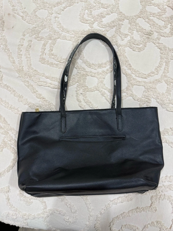 Bolso de Mano Betsey Johnson Negro Sólido Firma, Bolso Forro Estampado Rosa Foto 3 de 4