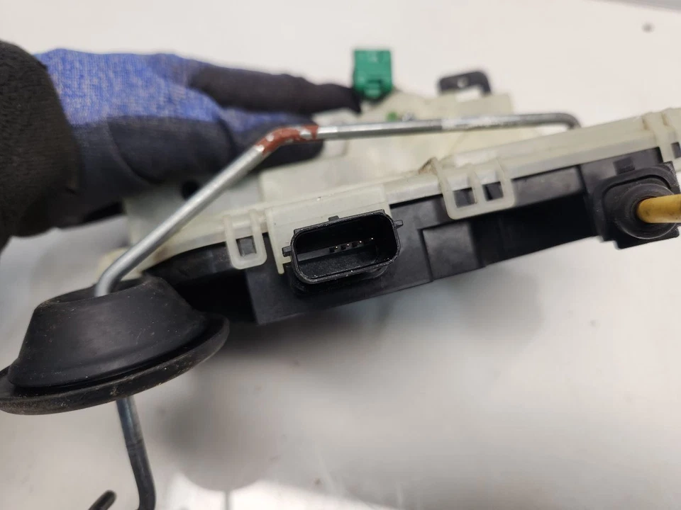 Ford Explorer XLT 2018 pestillo de puerta trasera izquierda para conductores - eléctrico con entrada sin llave Foto 4 de 4