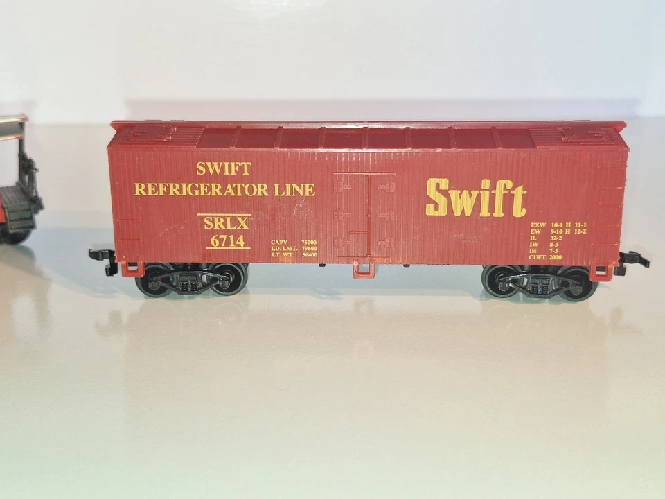 Lifelike mixed goods wagons x 2. Swift & Santa Fe. V/good cond. HO Scale. No box - Image 3 of 4