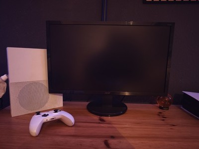 Xbox One S All-Digital Edition Mit Controller Und Monitor.