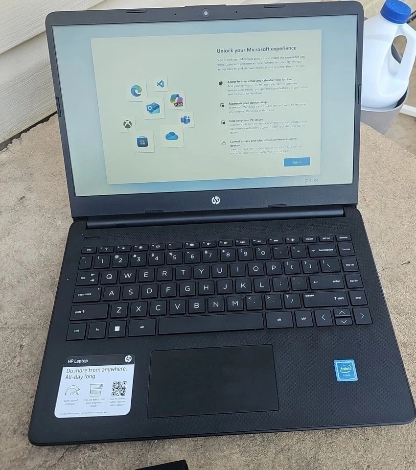 Portátil HP con Microsoft Office Foto 2 de 4