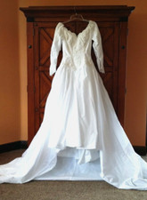 Wedding Dress w/Detachable Train--Beautiful Bead/Sequin Work--Off Shoulder