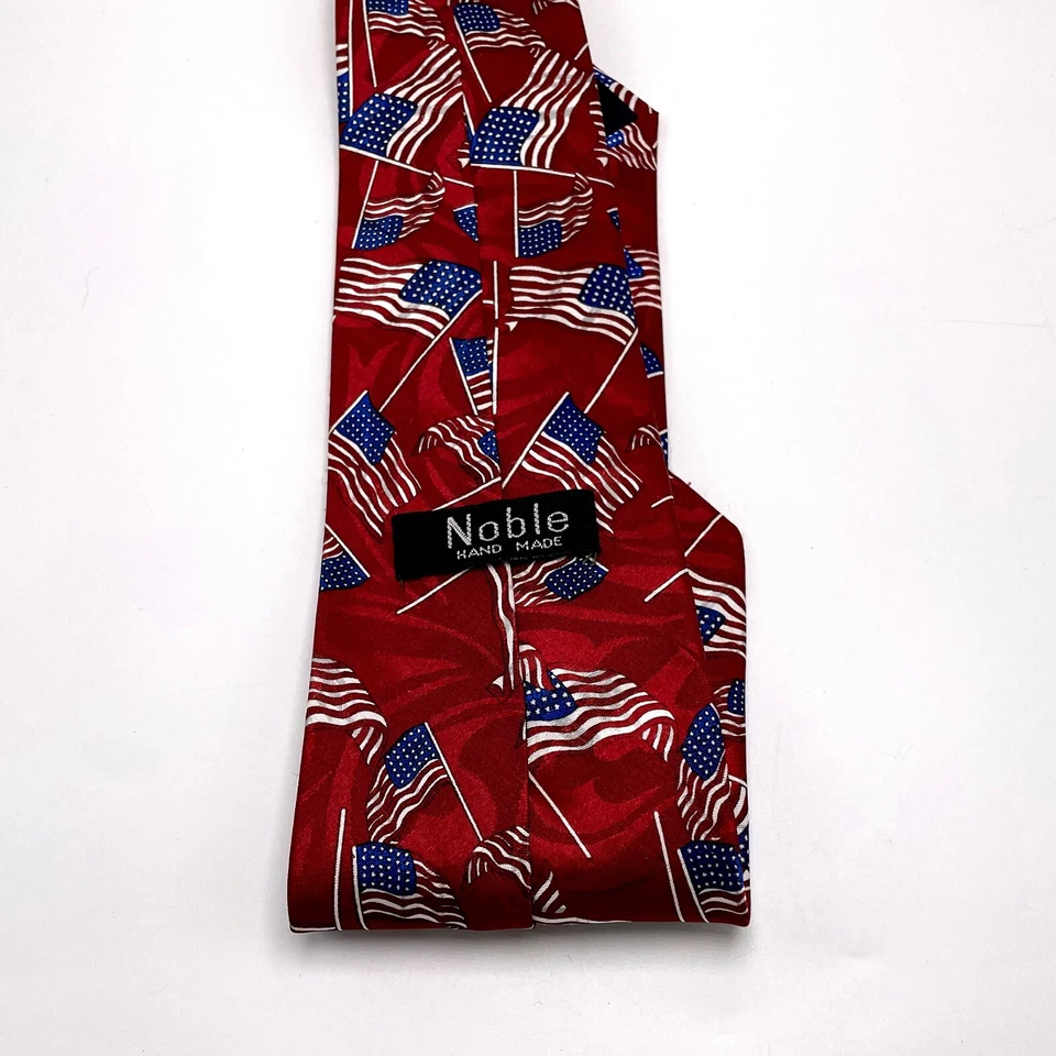 Gravata de pescoço apresenta bandeiras americanas orgulhosamente acenando em um fundo vermelho patriótico - Imagem 2 de 3