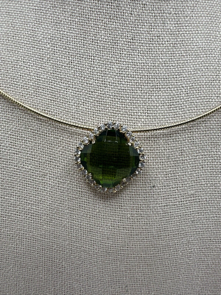 "Collar de circonitas cúbicas verde y blanco tono dorado 15-17"" firmado China" Foto 3 de 4