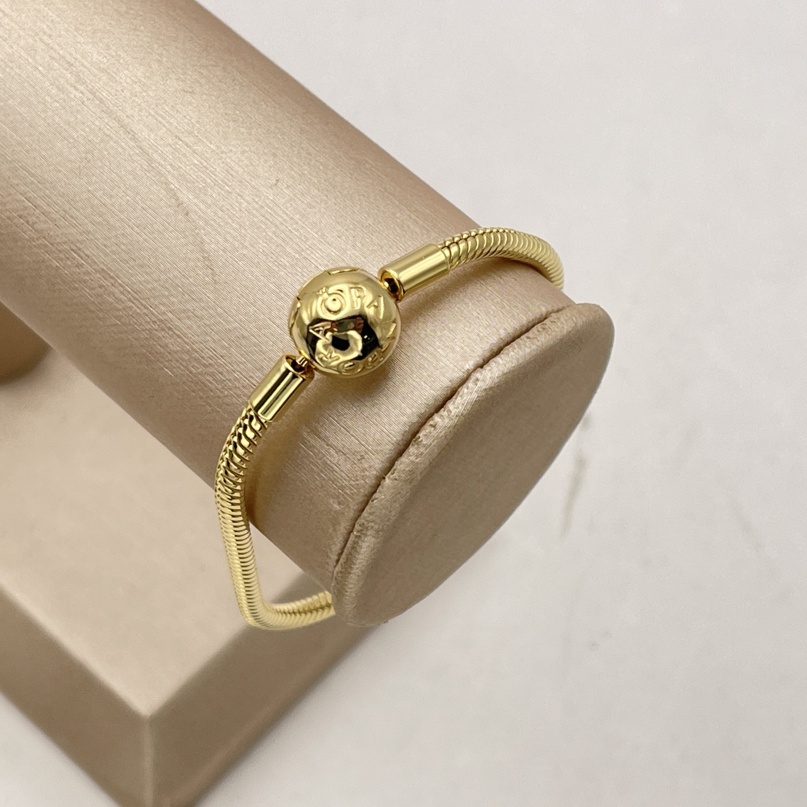 Pandora Womens Moments Snake Chain Bracelet 14K Gold Plated Size 7.1