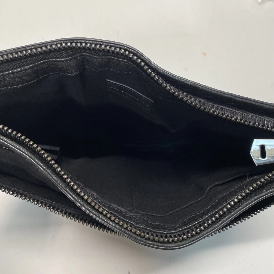 Bolso de mano Allsaints de cuero de cordero negro con textura Foto 4 de 4