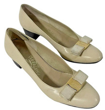 Salvatore Ferragamo Vara Pumps Beige Leather Bow Gold Logo 7AA Italy