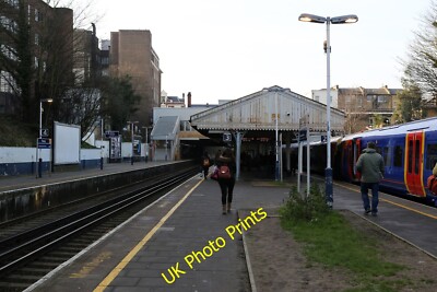 Foto 6x4 Putney Station Fulham mit seinen Rasenflächen zertreten von der c2015