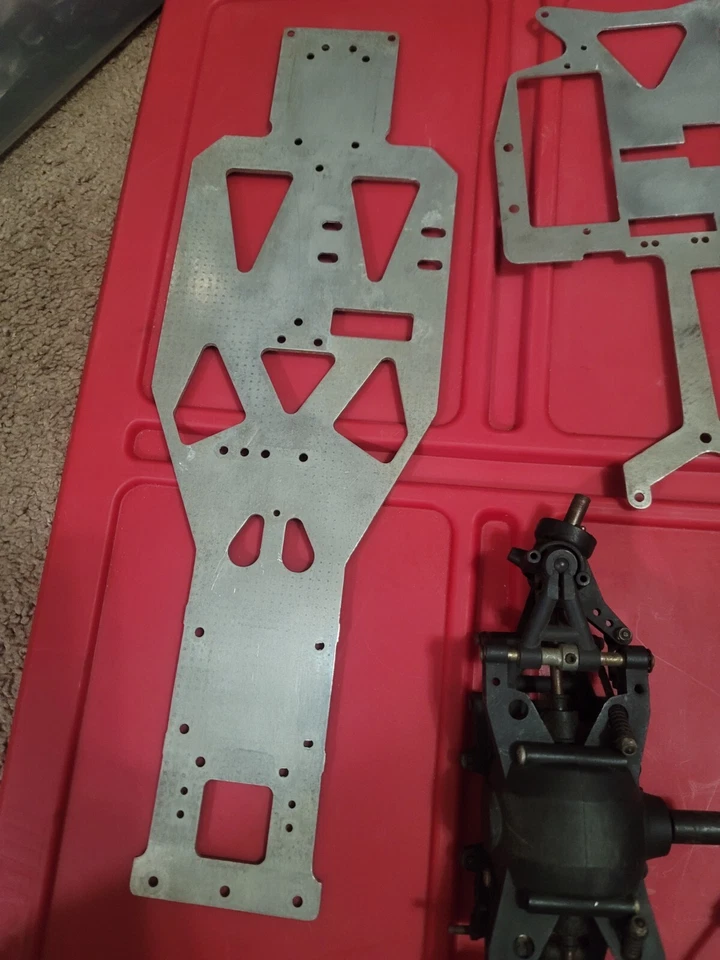 VINTAGE RARE SG MK4 CHASSIS LOT AND REAR DIFFERENTIAL 1/8 SCALE RC RARE HTF !!! - Image 3 of 4
