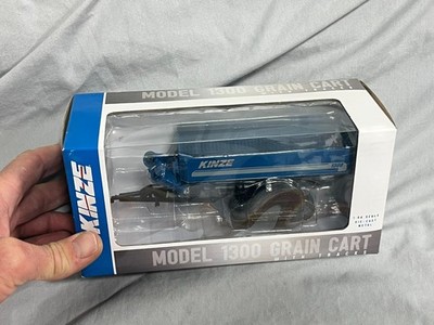 KINZE model 1300 Grain Cart Auger Wagon 1:64 Spec-Cast Detailed NIB TRACKS