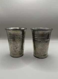 2x Zinnoptik Trinkbecher konisch Zinnbecher/Zinnpokal Konvolut