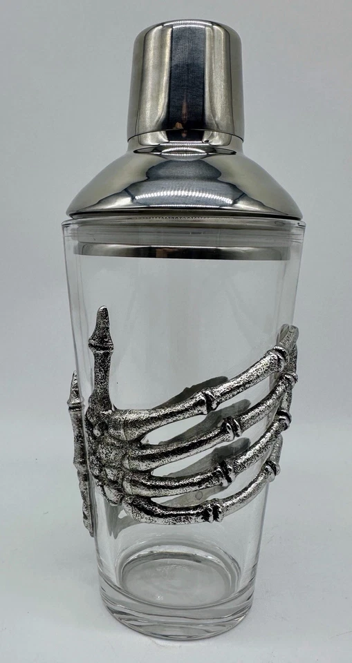 Coctelera Pottery Barn Skeleton Hands tono plateado metal vidrio nueva con etiquetas en muy buena condición Foto 2 de 4