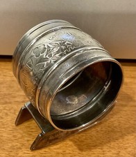 MERIDEN ANTIQUE VINTAGE SILVERPLATE DECORATED BARREL SLEIGH NAPKIN RING HOLDER