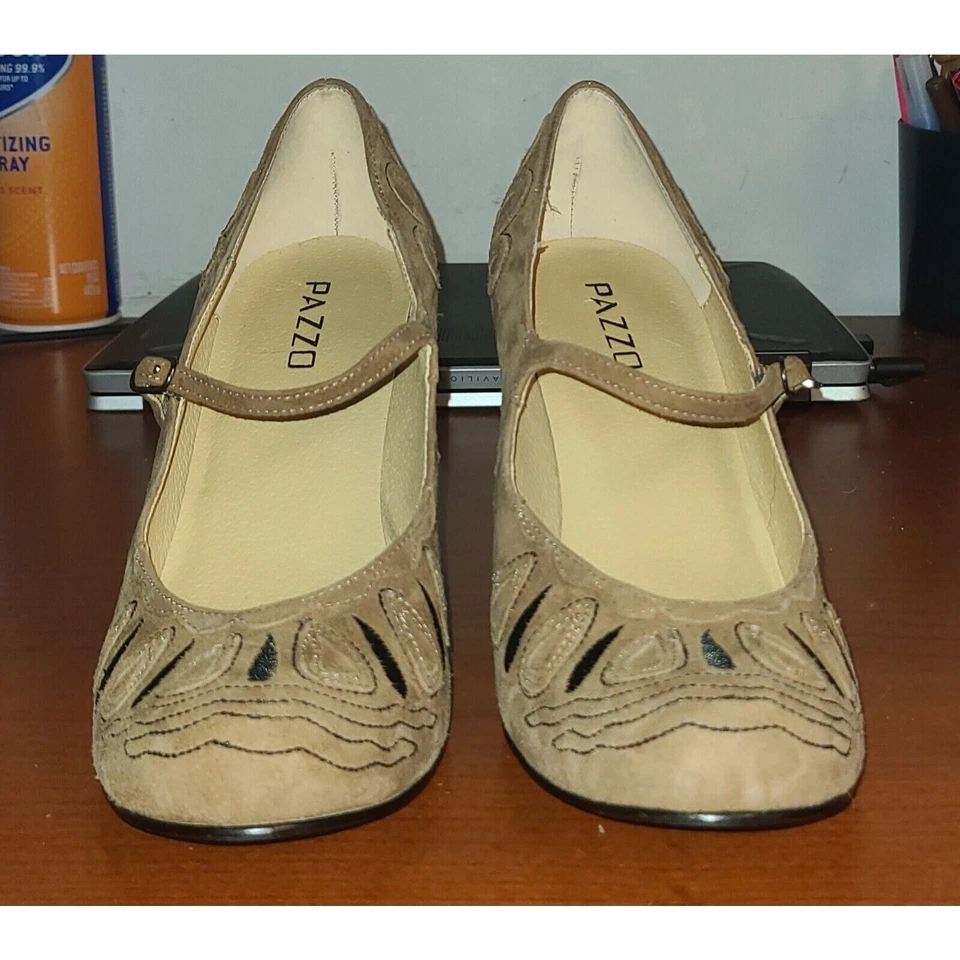 Zapatos PAZZO para mujer 7,5 M pequeños con hebilla/correa cuero gamuza tostado 3 pulgadas Tacón. Foto 3 de 4