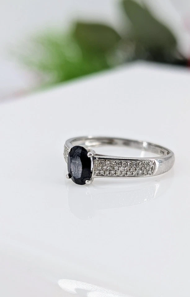 Bague en or blanc centrée d'un saphir bleu foncé dans une pavage de petits diam - Imagen 2 de 4