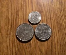 ONE THREE COIN SET PORTUGAL 2.50, 5, 25 ESCUDOS 1977 HIGH GRADE COINS (T392)