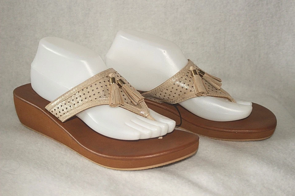 Sandalias de Tanga DANA BUCHMAN NUEVAS CON ETIQUETAS Cuña Borla Dorada Suave Talla 11)) NUEVAS ((( Foto 3 de 4