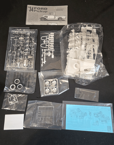 AMT Model Kit Retro Deluxe '34 Ford Pickup 3 In 1 1:25 Kit# AMT1120/12 - Picture 2 of 2
