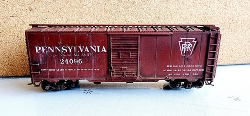 Pennsylvania RailRoad 40' vagón de carga de una sola puerta 24096 Accurail HO desgastado | Zustand: Used