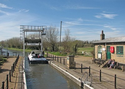 Photo 6x4 Leaving Baits Bite Lock Horningsea A cruiser passing under the  c2017