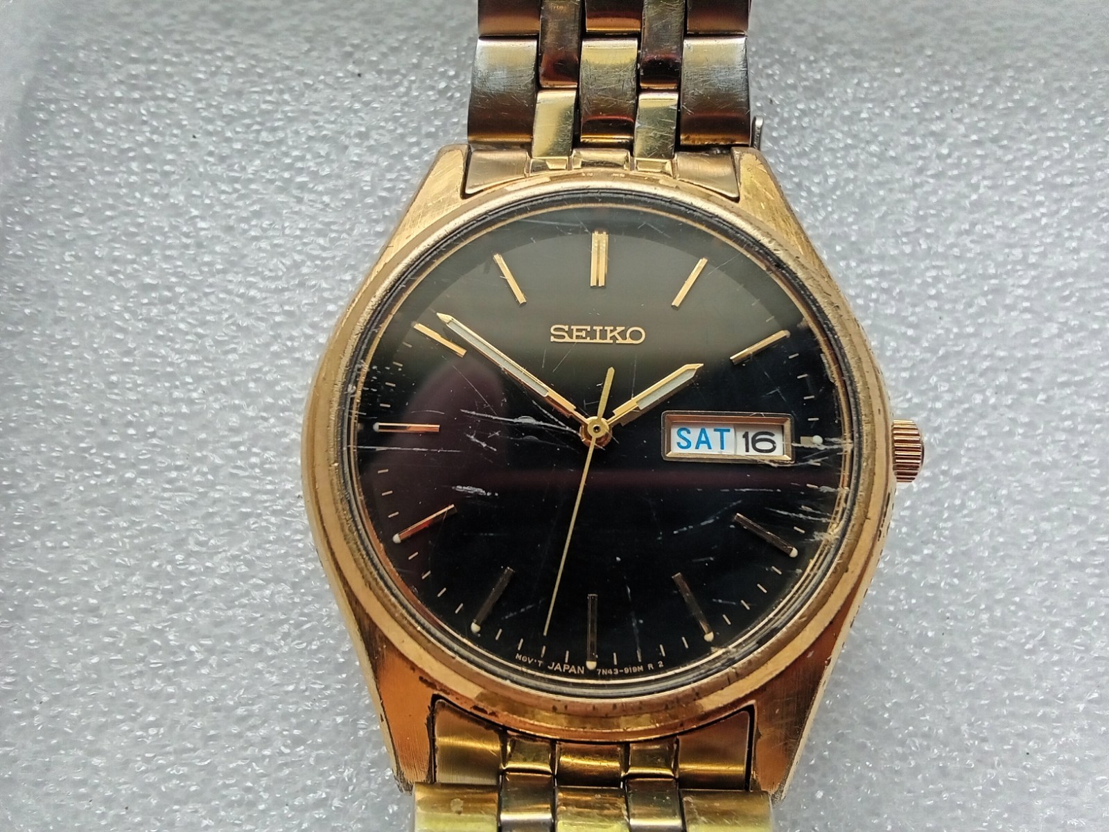 Seiko Mens Quartz Watch 7N43-9048 - Day Date - Running Keeps Time AS IS