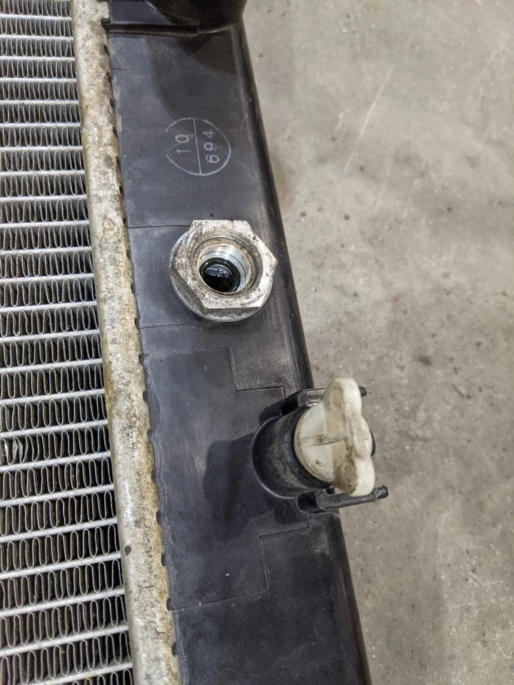 Radiador de refrigeración del motor Lexus LX470 Toyota Land Cruiser 2003-2007 OEM Foto 3 de 4