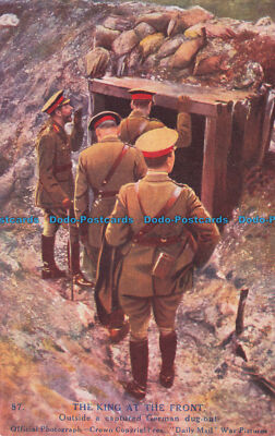 R656592 Der König an der Front. Draußen ein gefangener deutscher Ausgraben. Krone. Daily M