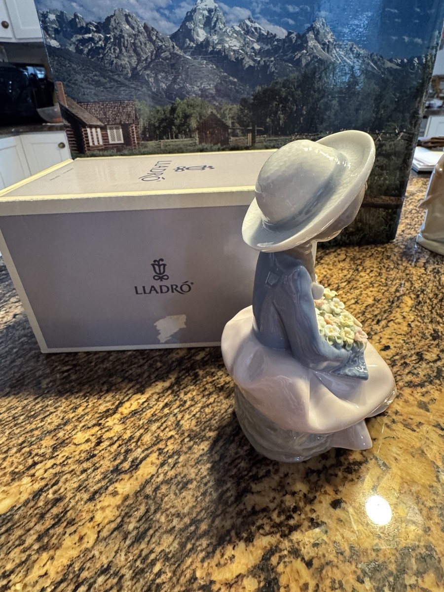 Lladro 5554 Pretty and Prim Retired! Original Box! Great Gift